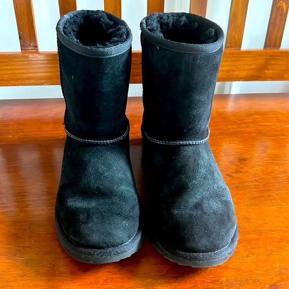 Girls UGG shoes in good condition. Light wear. Patent leather on heel. - Picture 1 of 3